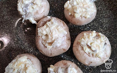 В сковороду налейте растительное масло и 50 граммов воды. Тушите под крышкой 20 минут. 