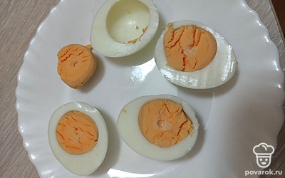 Яйца отварите вкрутую, остудите и разрежьте пополам.