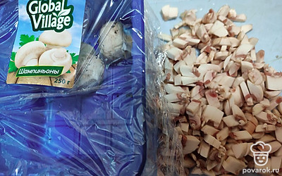 Чистые шампиньоны мелко нарежьте и обжарьте до готовности. 