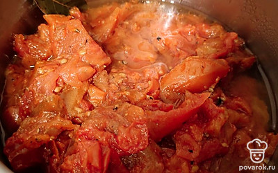 Помойте помидоры, удалите плодоножку и нарежьте. Вид нарезки — салатный. Я не снимаю кожицу с томатов для этого рецепта, поэтому лучше выбирать томаты с тонкой кожицей. Нарезанные томаты сложите в толстостенную кастрюлю и поставьте на средний огонь. Добавьте соль, перец, лавровый лист, 1 столовую ложку яблочного уксуса и варите 20-30 минут после закипания. 