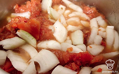 Нарежьте репчатый лук и добавьте к томатам. Варите еще 30 минут на среднем огне, затем снимите с плиты.