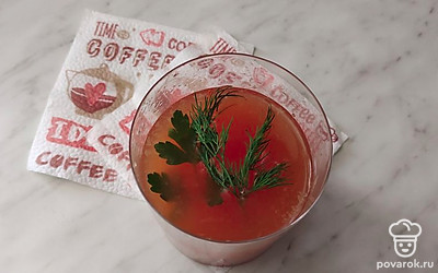 В летний сезон я часто готовлю «Универсальз». Подаю к мясным блюдам и шашлыку, тушу в нем куриное филе. Но часто просто беру 3 столовые ложки пасты, добавляю стакан кипяченой воды, соль, сахар по вкусу, размешиваю и получаю томатный сок.