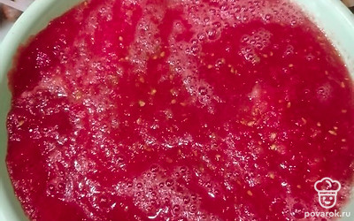 Помидоры моем, нарезаем дольками и пропускаем через мясорубку.