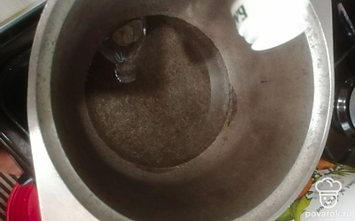 В кастрюлю с толстым дном или сотейник наливаем растительное масло.