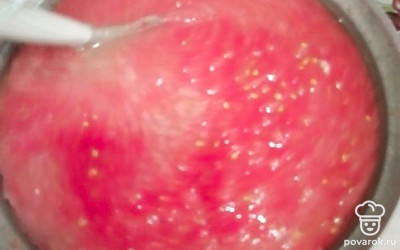 Прокрученные помидоры переливаем к чесноку в кастрюлю. Увариваем овощи часа три, чтобы смесь стала густой. Периодически помешиваем, чтобы не пригорело. Густота и время уваривания зависят от сорта помидор, поэтому ориентируемся по сорту овощей и вашим предпочтениям.