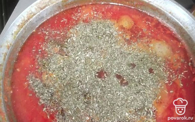 За полчаса до готовности добавляем в соус прованские травы.