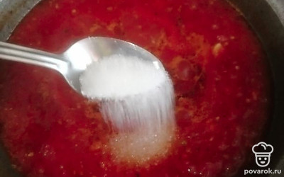Добавляем сахар. Все перемешиваем, пробуем и увариваем. Раскладываем горячим в стерилизованные банки. Укупориваем железной крышкой.