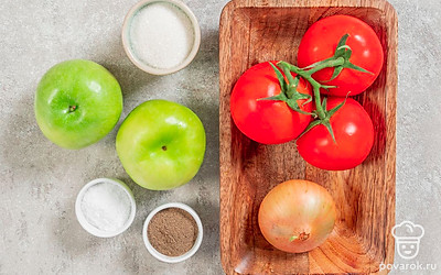 Помойте помидоры и яблоки. Почистите лук. Заранее простерилизуйте баночку с плотно закручивающейся крышкой. Подготовьте блендер.