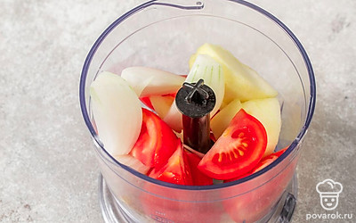 Выложите в чашу блендера яблоки, помидоры и лук. Измельчите в однородную массу без кусочков. 