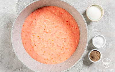 Перелейте основу для соуса в кастрюлю. Посолите и поперчите. Добавьте сахар и поставьте на средний огонь. Доведите до кипения. Убавьте огонь и варите массу 1,5 часа при небольшом кипении. 