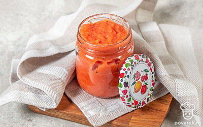 Переложите массу снова в блендер, пробейте 10 минут. Подготовьте стерильную банку. Перелейте в нее кетчуп, плотно закрутите крышку и переверните банку вверх дном. Укутайте в теплое одеяло. Оставьте на ночь для остывания. Затем уберите в место для хранения. 