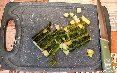 Цукини помойте, просушите, нарежьте мелкими кубиками.