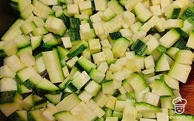 Отправьте обжариваться на сковороду с небольшим количеством растительного масла.