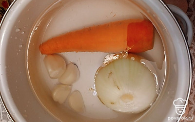 Почистите морковь, лук и чеснок.