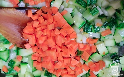 Нарежьте овощи мелким кубиком, добавьте к цукини на сковороду. Готовьте на среднем огне, помешивая.