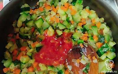 Когда овощи станут мягкими, добавьте к ним томатную пасту, соль и перец.