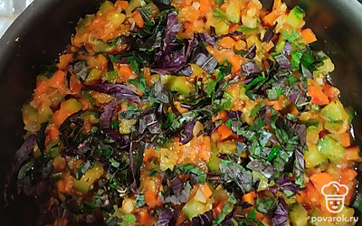 За три минуты до готовности добавьте промытый и мелко нарезанный базилик.