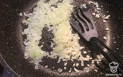 Мелко нарежьте лук, обжарьте на растительном масле до прозрачности. Добавьте мелко нарезанный чеснок и еще немного обжарьте.