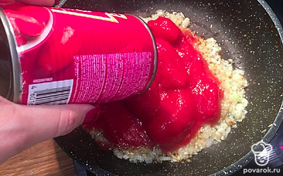 Добавьте протертые томаты. Если они у вас большими кусочками, разомните их лопаткой.