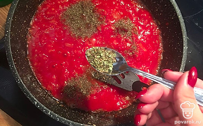 Добавьте сухие специи: орегано и базилик, молотый перец.