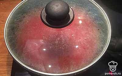 Накройте крышкой и на небольшом огне тушите в течение 35 минут.