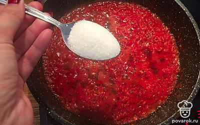 За 5 минут до готовности добавьте сахар и соль. Попробуйте по вкусу и если необходимо, добавьте больше.