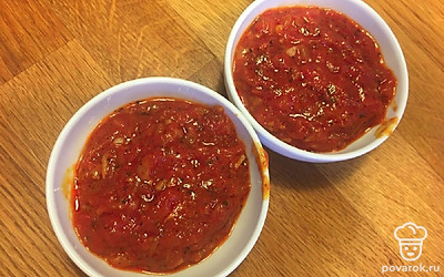 Подавайте в горячем или остывшем виде, разложив в порционные мисочки.