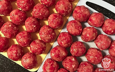 Формируем фрикадельки.