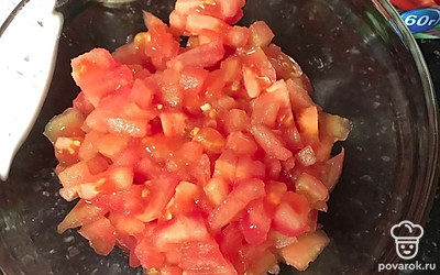 Помидоры очищаем от шкурки и нарезаем кубиками.