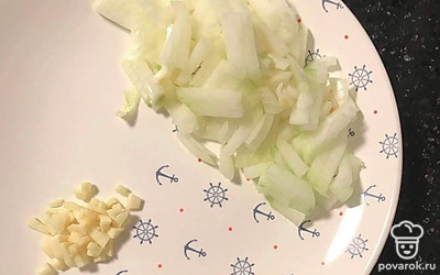 Лук нарежем, чеснок измельчим.