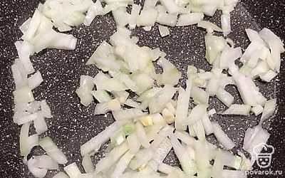 Обжарим лук и чеснок.