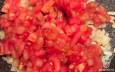 Добавим томаты.