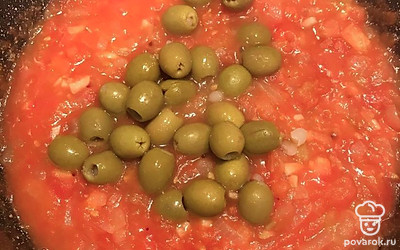 Затем оливки и потушим пару минут, заливаем водой.