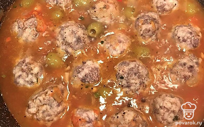 В соус кладем фрикадельки, добавляем специи, солим по вкусу и тушим 30 минут под закрытой крышкой.