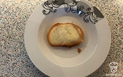 В тарелку кладем ломтик белого хлеба и наливаем немного кипяченой воды. Хлеб должен впитать всю воду, пропитаться.