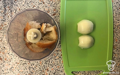 Кладем хлеб в блендер. Лук очищаем от шелухи и режем в произвольном порядке. Лук добавляем к хлебу в блендер.