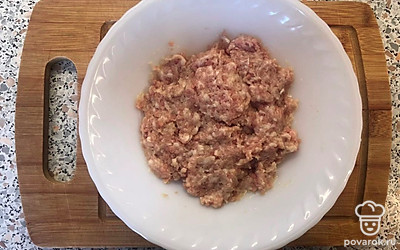 В миску кладем фарш и разминаем его, чтобы не было комочков. Добавляем туда же смесь из блендера и все тщательно перемешиваем.