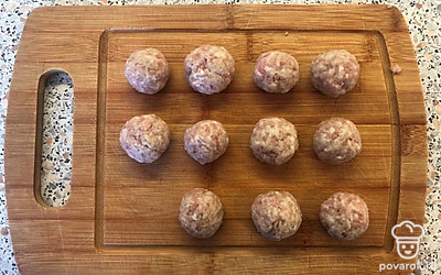 Формируем на подложке небольшие шарики из мяса диаметром 3-4 сантиметра. Отправляем шарики в морозильную камеру на 15-20 минут, чтобы потом они не развалились.