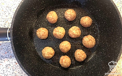 На сковороду наливаем растительное масло, выкладываем туда фрикадельки. Добавляем немного соли (по вкусу). Жарим не более 10 минут на среднем огне.