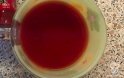 Наливаем 100 мл воды, добавляем туда томатную пасту и тщательно размешиваем.