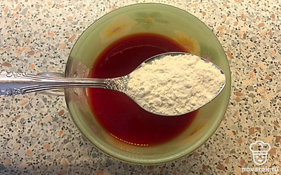 Добавляем муку, пару ложек без горки. 