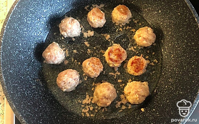 Тем временем фрикадельки немного обжарились.