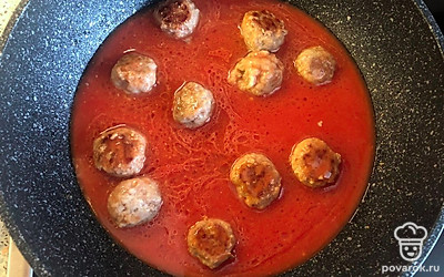 К фрикаделькам выливаем смесь воды, томатной пасты и муки. Перемешиваем фрикадельки в кляре.