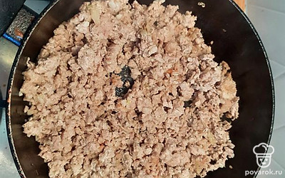 Фарш поджарить на большом огне. Должна начать появляется золотистая корочка на мясе.