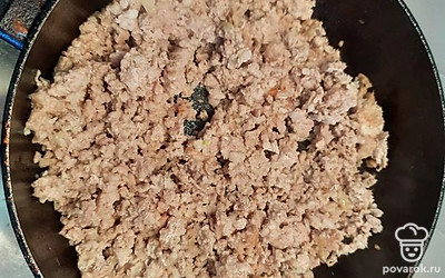 Посолить и добавить приправу хмели-сунели.