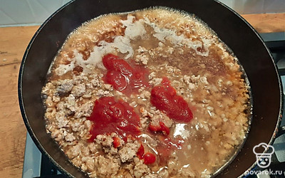 Положить 3 ложки кетчупа и перемешать. Потушить под закрытой крышкой 5 минут.