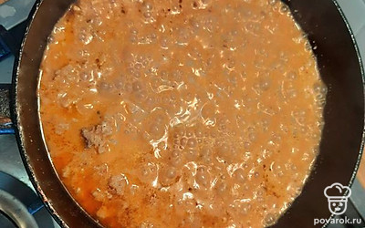 Добавить воды, чтобы закрывала фарш. И тушить ещё около 10 минут. После выключения, добавить тёртый на мелкой тёрке зубчик чеснока. Важно не варить его, тогда останется аромат! Фарш с соусом готов. 