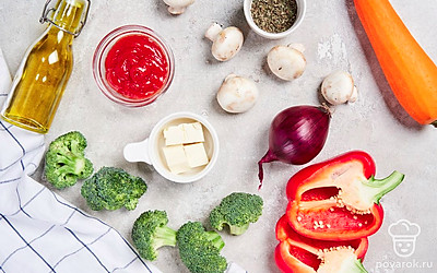 Овощи, грибы и зелень тщательно промойте и просушите, используя бумажные полотенца. Лук и чеснок очистите от шелухи. Морковь очистите и нарежьте тонкой соломкой. У перца удалите плодоножку и семена, нарежьте его небольшими кусочками. Шампиньоны порубите мелкими кусочками. Брокколи нарежьте средними кусочками. Также подготовьте сковороду и блендер.