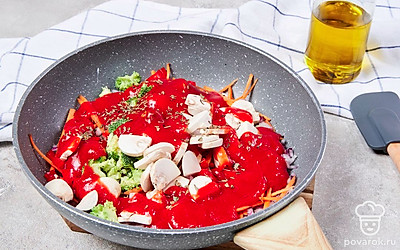 Приготовьте основу соуса. Когда овощи будут готовы, выложите к ним нарезанные шампиньоны и томатную пасту, перемешайте. Затем добавьте к ингредиентам сушеный базилик и нарезанную брокколи, снова перемешайте. Готовьте соус в течение 5 минут, чтобы овощи стали более мягкими, а после снимите сковороду с огня.