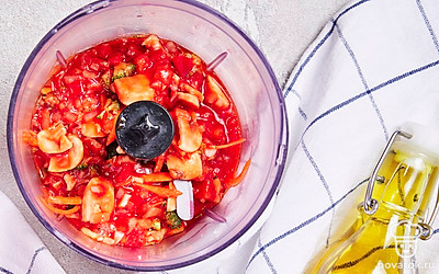 Приготовьте соус болоньезе. Дождитесь, когда соус слегка остынет. После этого переложите полученную смесь в чашу блендера и слегка пробейте, чтобы она приобрела приятную текстуру. Готовый соус болоньезе переложите обратно в сковороду и накройте крышкой, чтобы он оставался теплым.